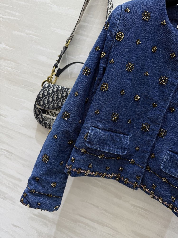 Костюм джинсовый женский с отделкой бисером фото 2