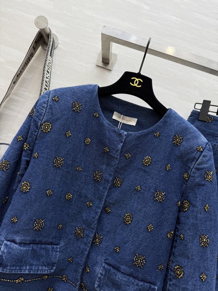 Костюм джинсовый женский с отделкой бисером фото 3