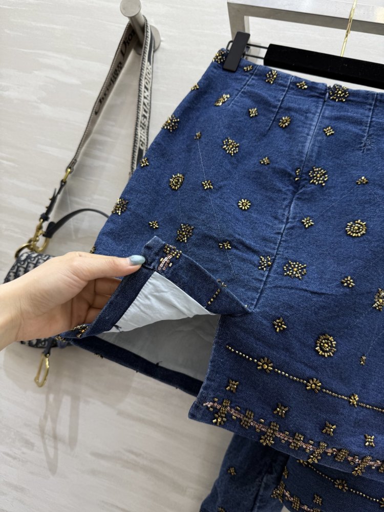 Костюм джинсовый женский с отделкой бисером фото 8