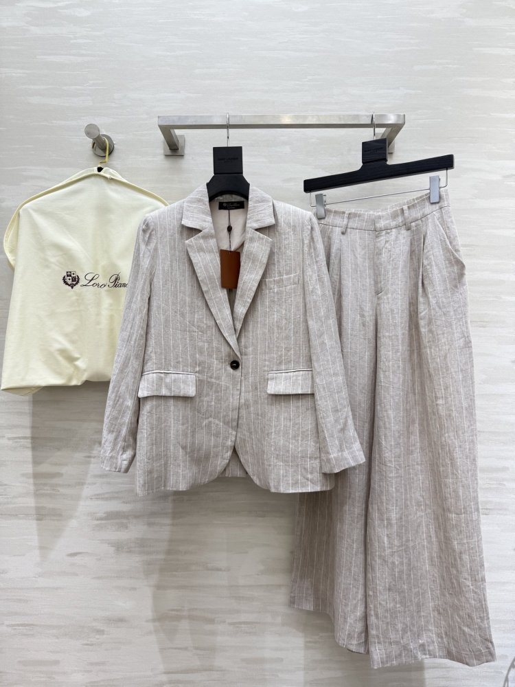 Костюм лляної жіночий