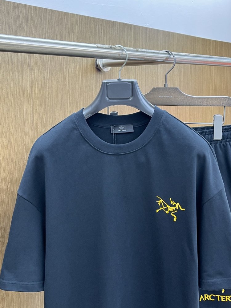 Costume male (T-shirt and shorts) фото 2