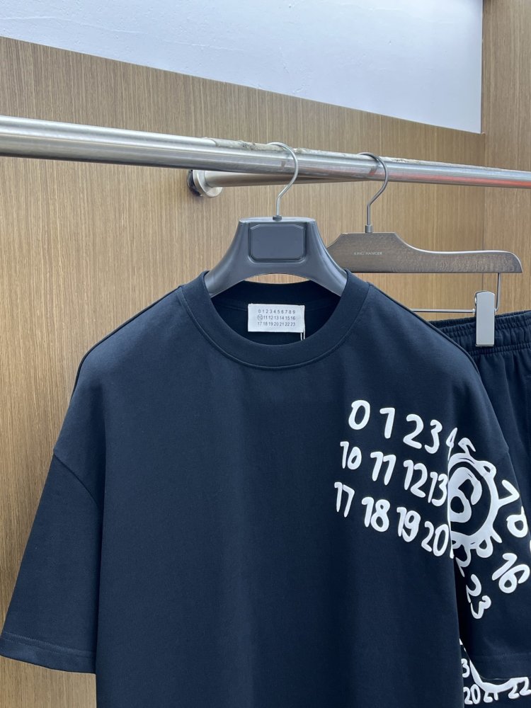 Costume male (T-shirt and shorts) фото 2