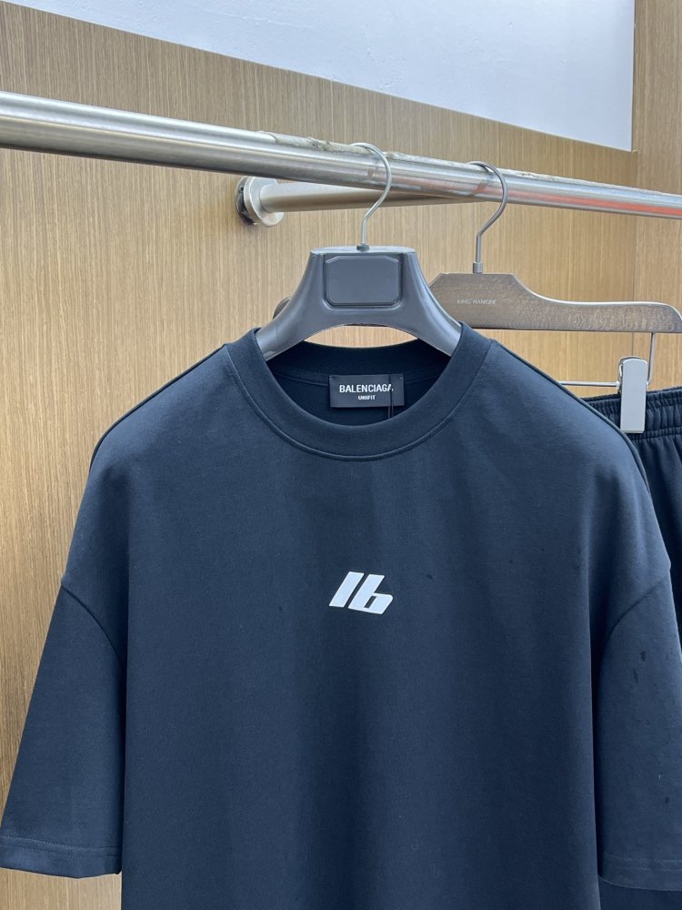 Costume male (T-shirt and shorts) фото 2