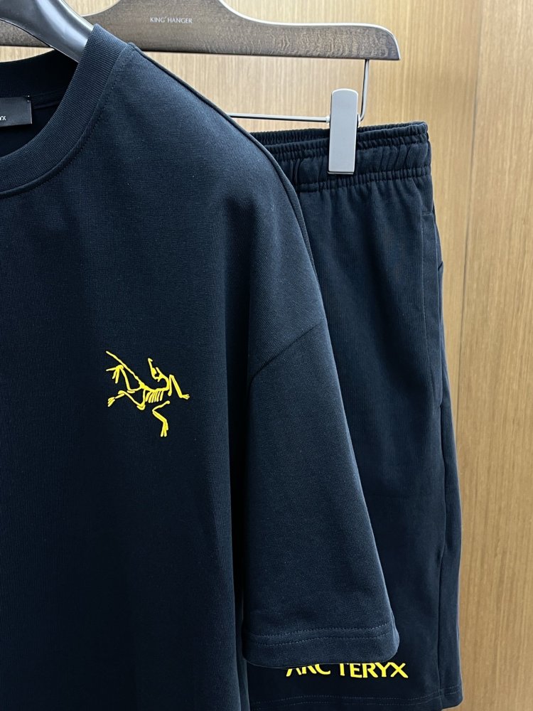 Costume male (T-shirt and shorts) фото 3