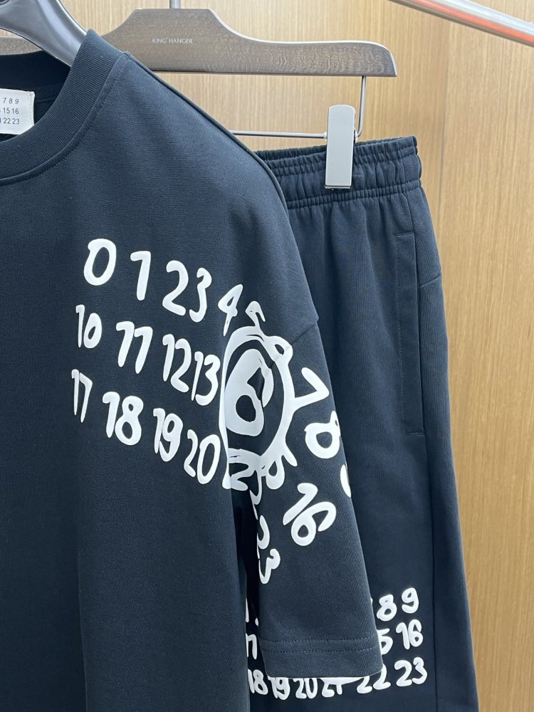 Costume male (T-shirt and shorts) фото 3