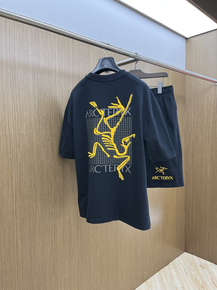 Costume male (T-shirt and shorts) фото 6