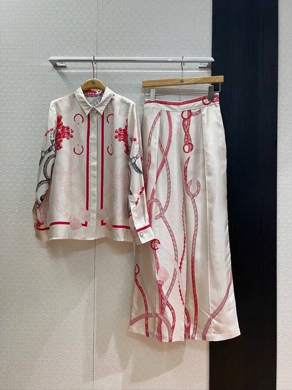 Костюм шелковый женский