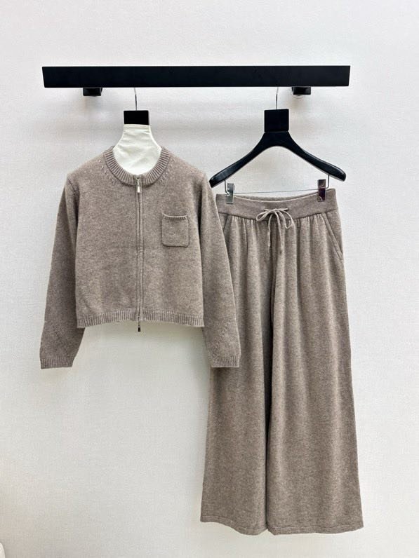 Костюм шерстяной женский