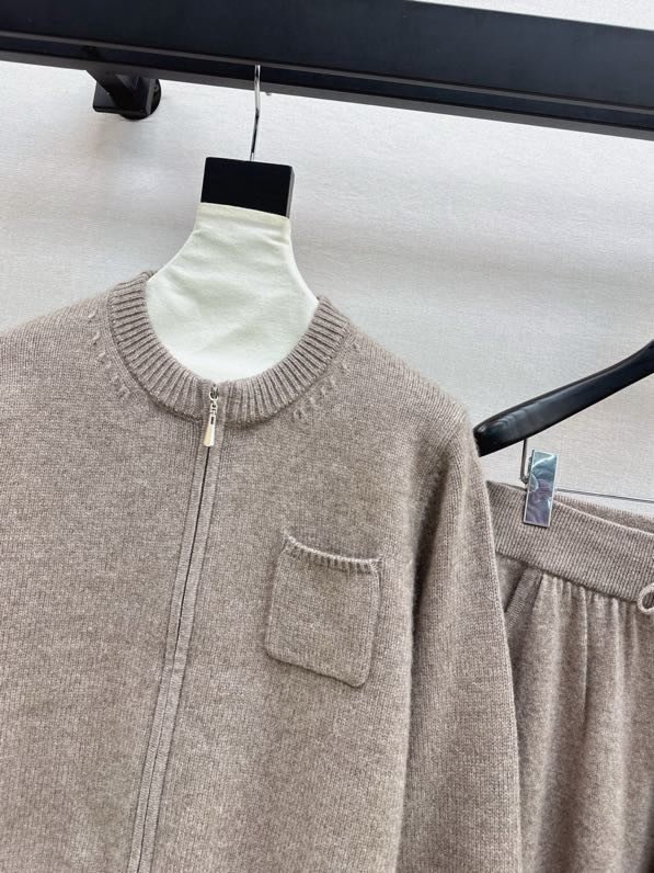 Костюм шерстяной женский фото 3