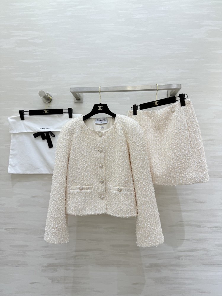 Costume tweed female (a jacket and skirt)
