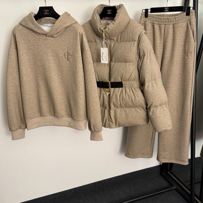 Костюм жіночий з трьох предметів