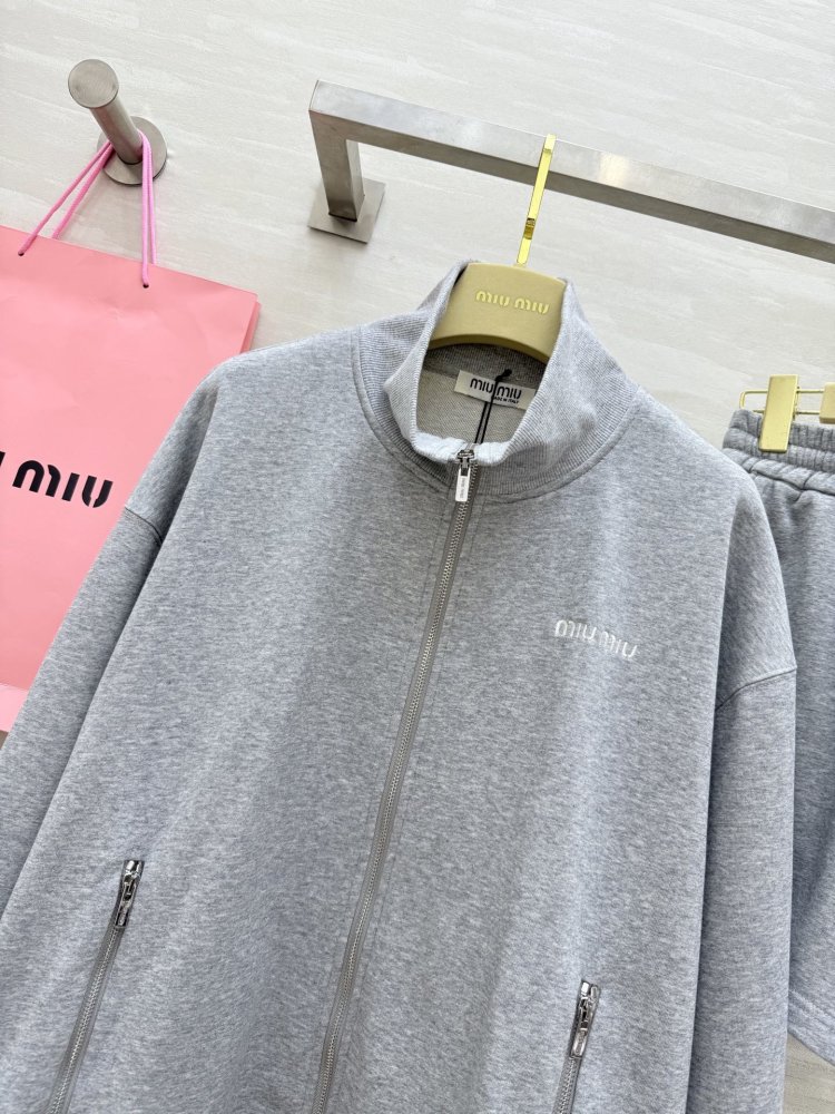 Костюм женский (кофта и шорты) фото 2