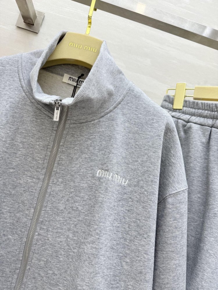 Костюм женский (кофта и шорты) фото 3