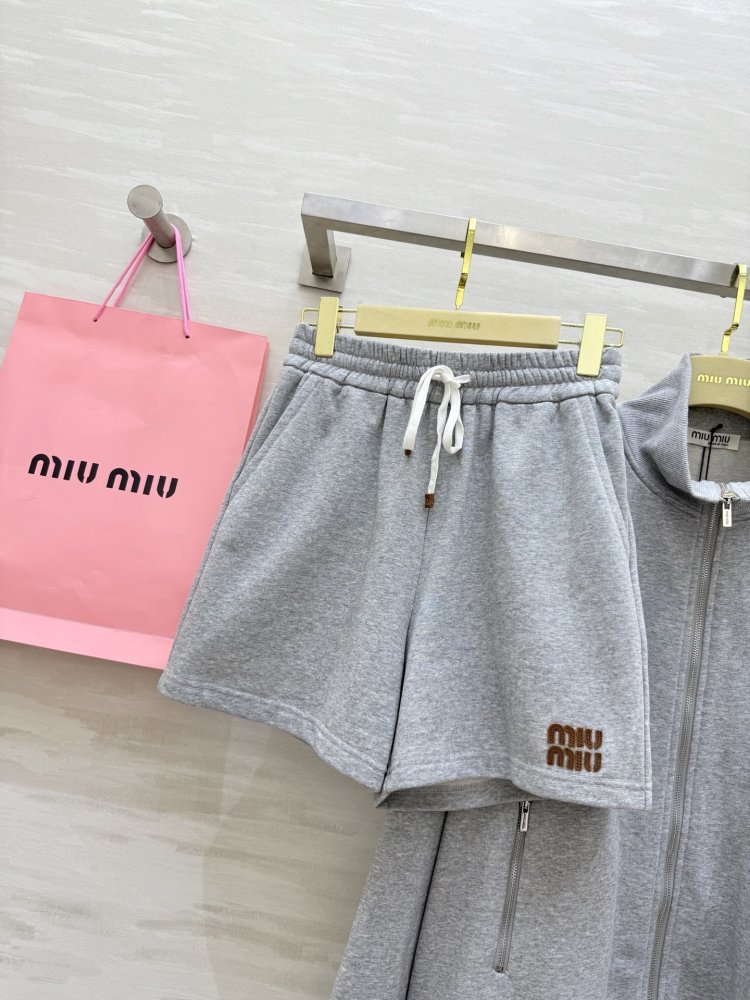 Костюм женский (кофта и шорты) фото 4