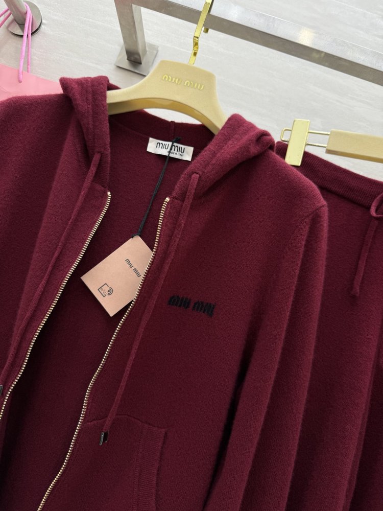 Костюм женский (кофта на молнии и брюки) фото 3