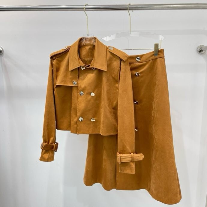 Костюм женский (кожаная куртка и юбка)