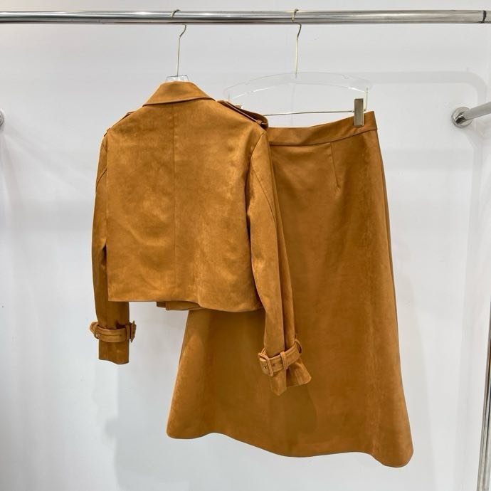 Костюм женский (кожаная куртка и юбка) фото 2