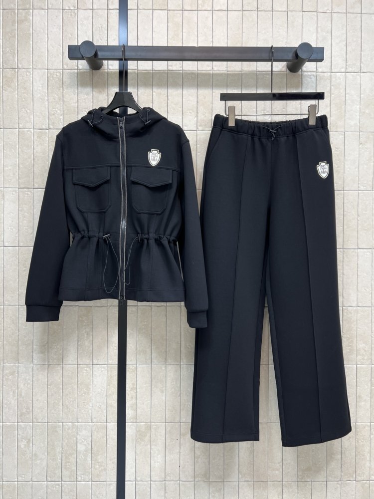 Костюм женский (куртки с капюшоном и штаны спортивные)