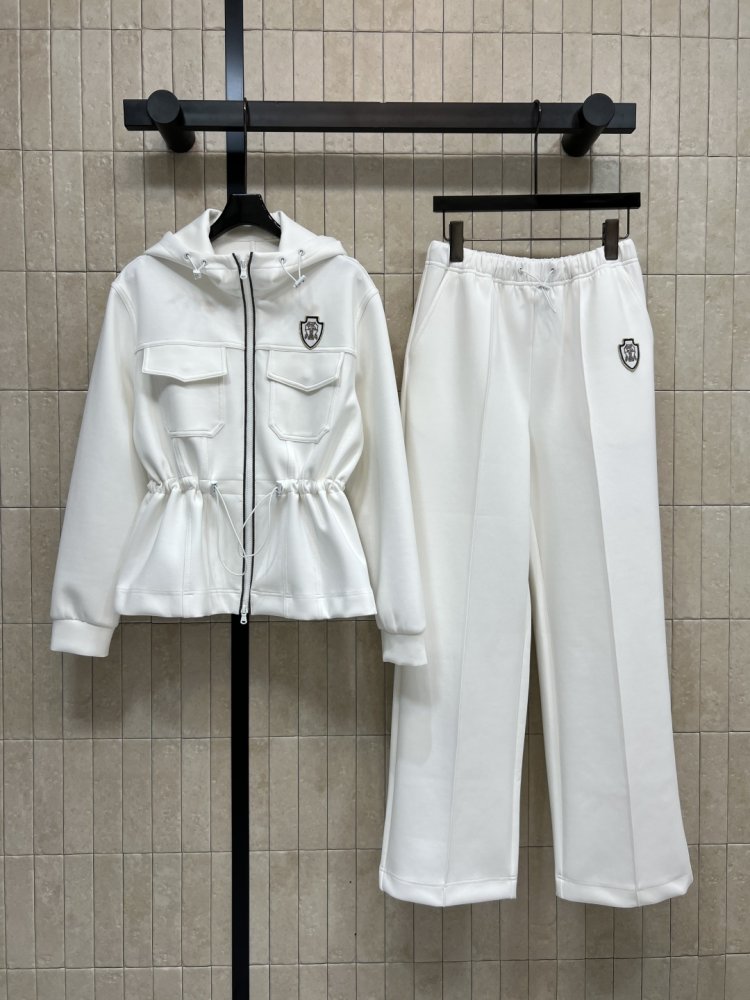 Костюм женский (куртки с капюшоном и штаны спортивные)