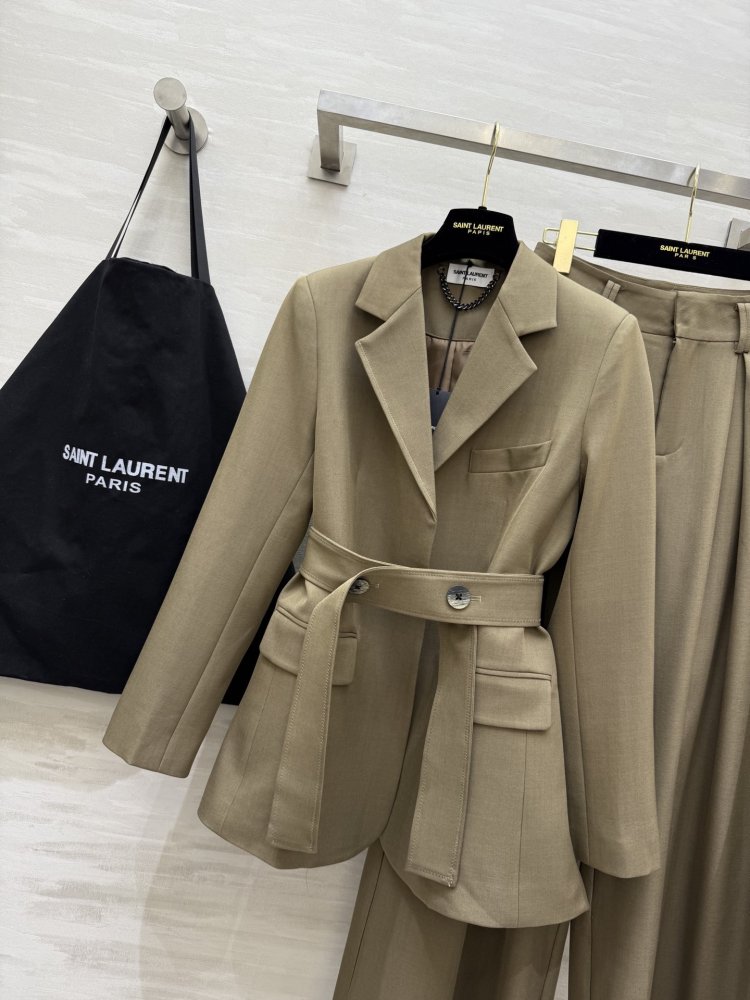 Костюм женский (пиджак и брюки) фото 2