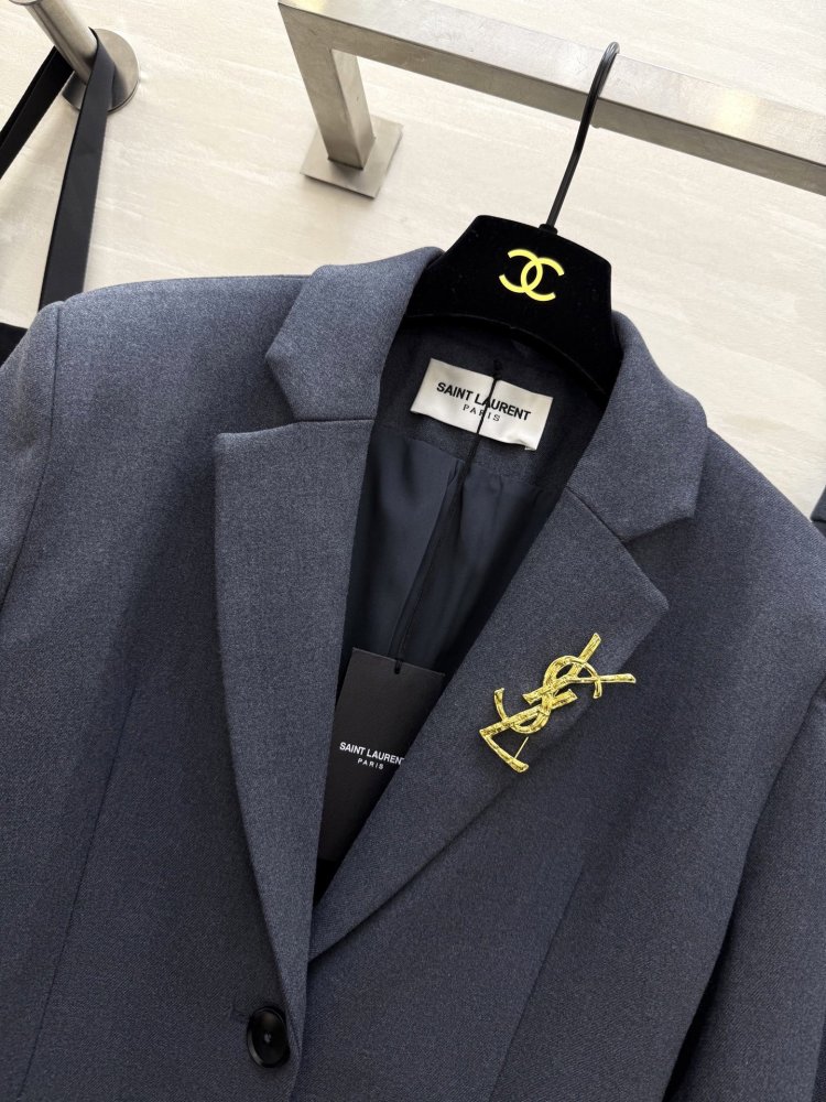 Costume female (a jacket and pants) фото 2