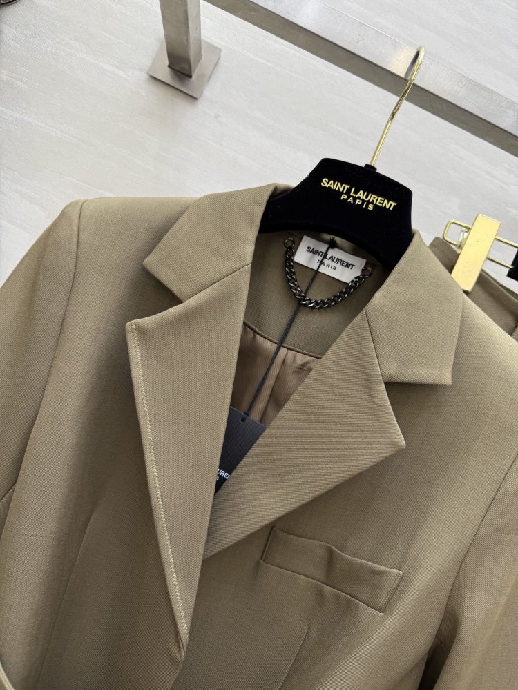 Костюм женский (пиджак и брюки) фото 3