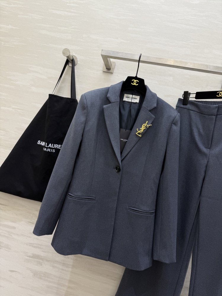 Costume female (a jacket and pants) фото 3