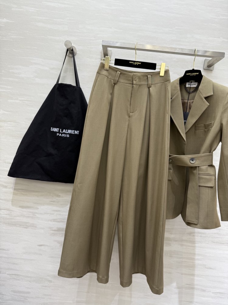 Костюм женский (пиджак и брюки) фото 4