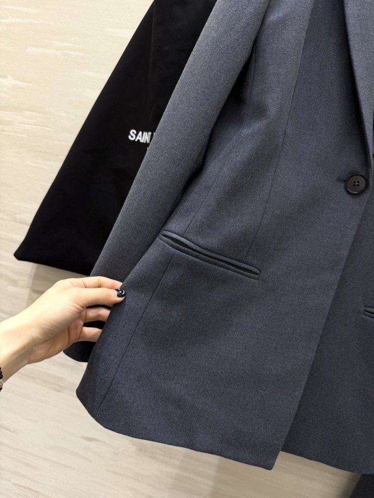 Costume female (a jacket and pants) фото 4