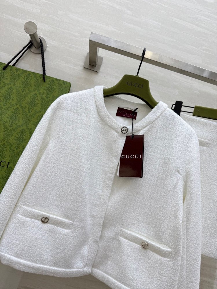 Costume female (a jacket and skirt) фото 2