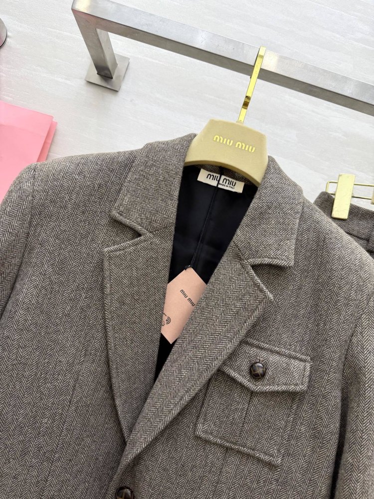 Костюм женский (пиджак и юбка) фото 2