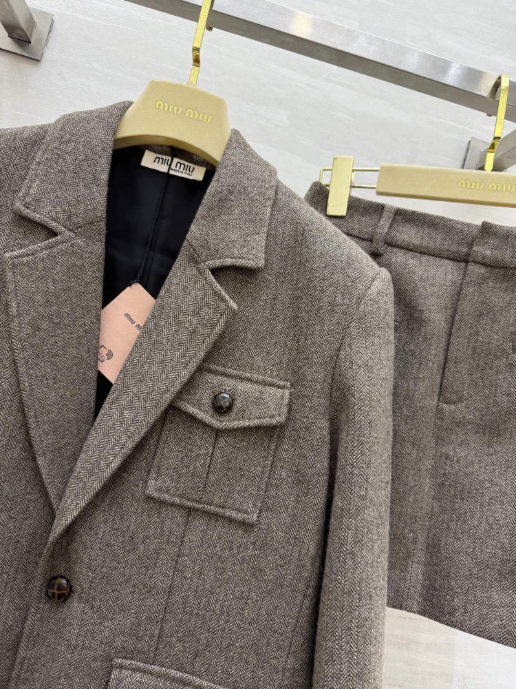 Костюм женский (пиджак и юбка) фото 3