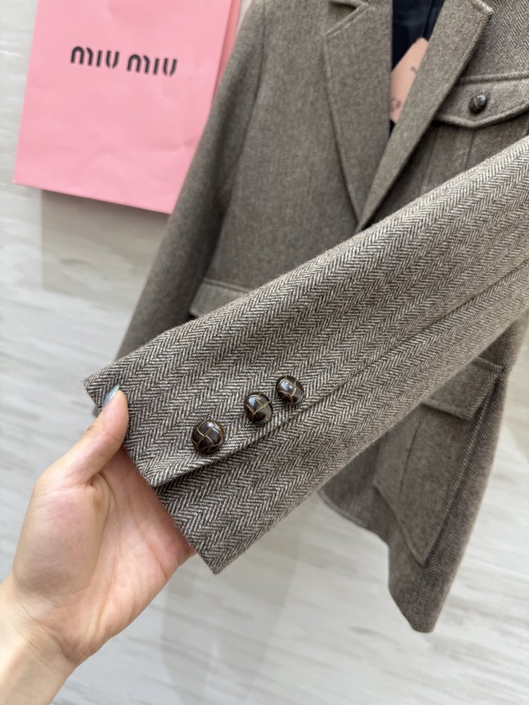 Костюм женский (пиджак и юбка) фото 4