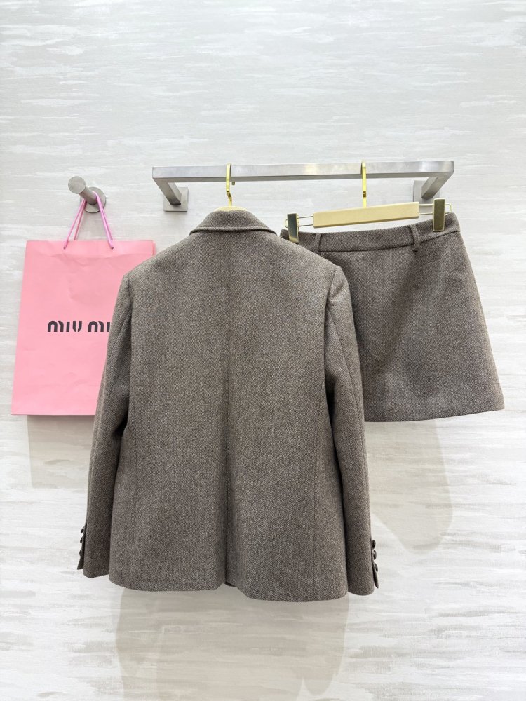 Костюм женский (пиджак и юбка) фото 8