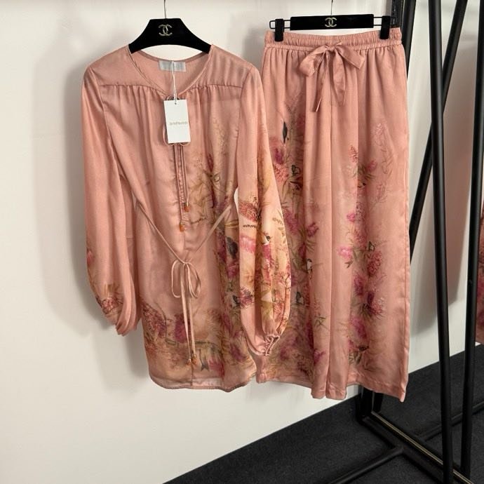 Костюм женский с цветочным принтом