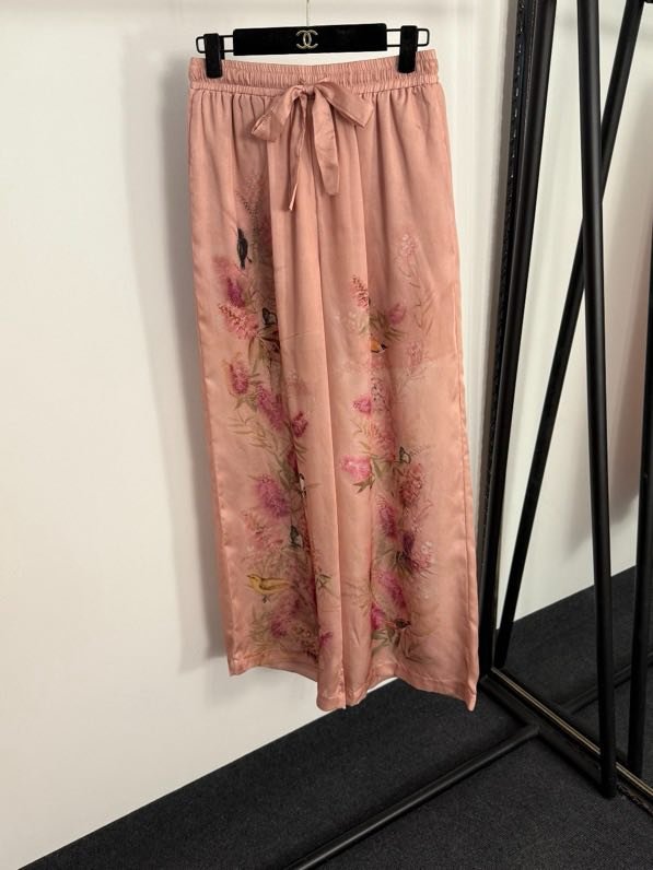 Костюм женский с цветочным принтом фото 2