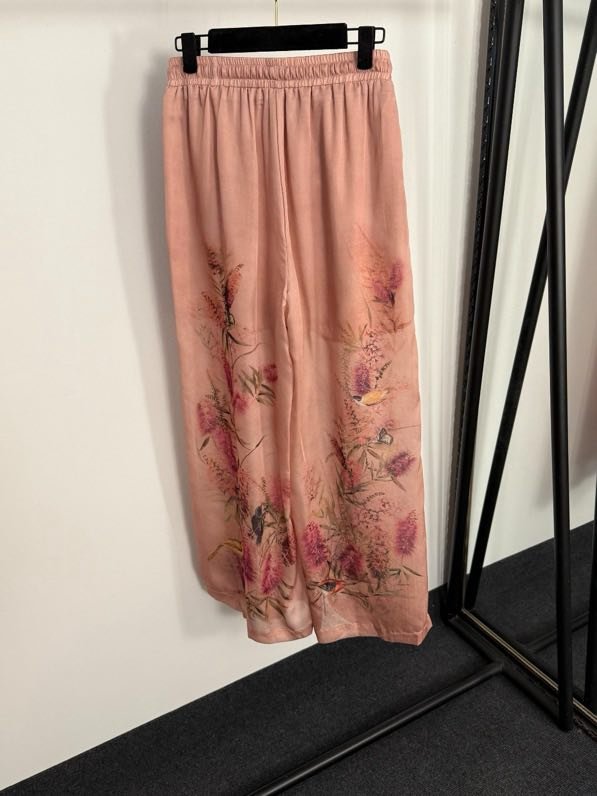 Костюм женский с цветочным принтом фото 4