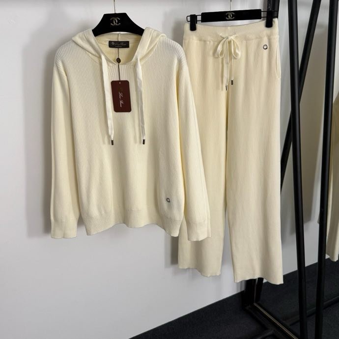 Костюм жіночий (толстовка і брюки)