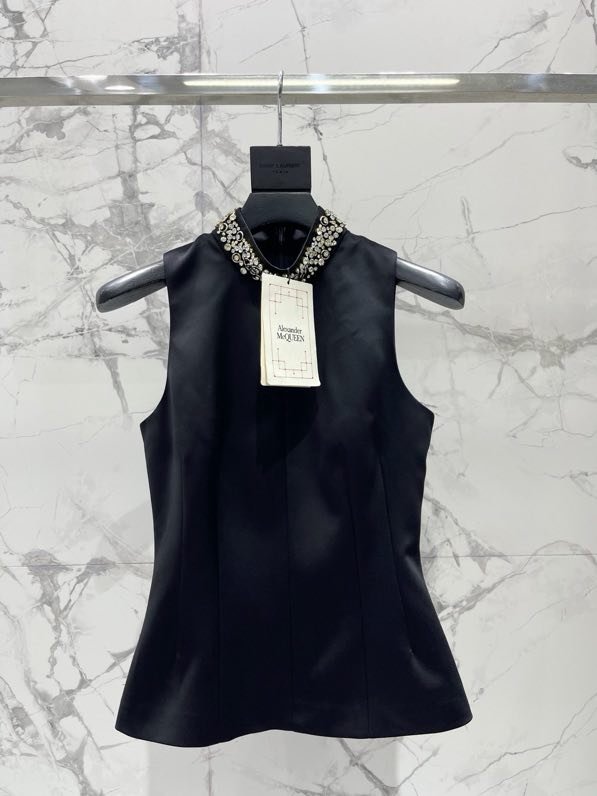 Костюм женский украшенный стразами фото 2