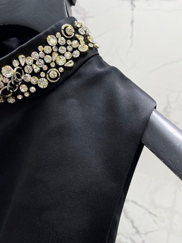 Костюм женский украшенный стразами фото 6