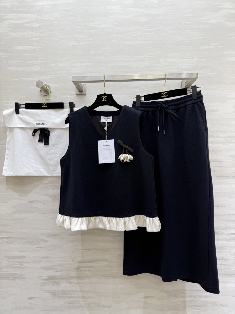 Костюм жіночий (жилет і довга спідниця)