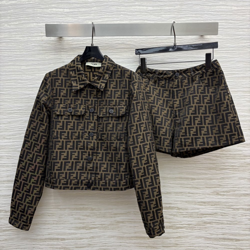 Костюм женский