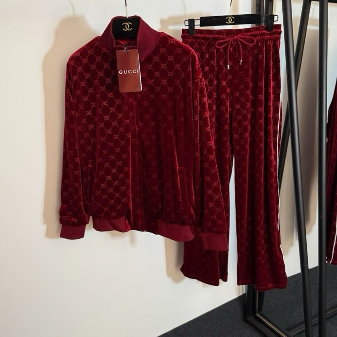 Костюм жіночий