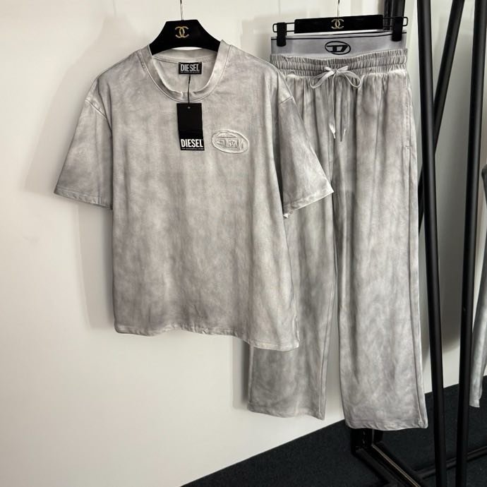 Костюм жіночий