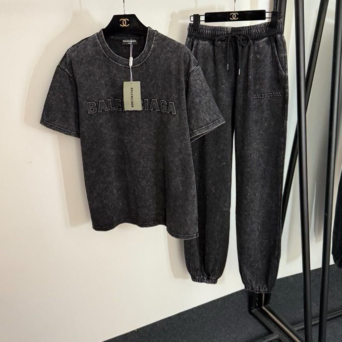 Костюм жіночий