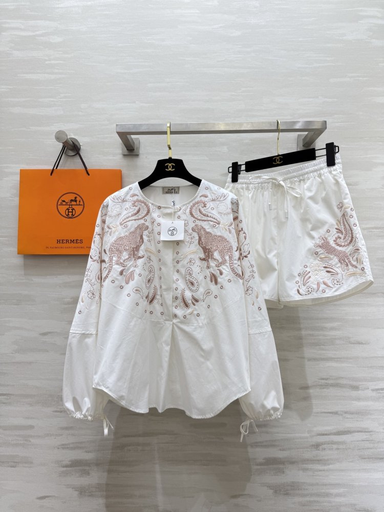 Костюм жіночий