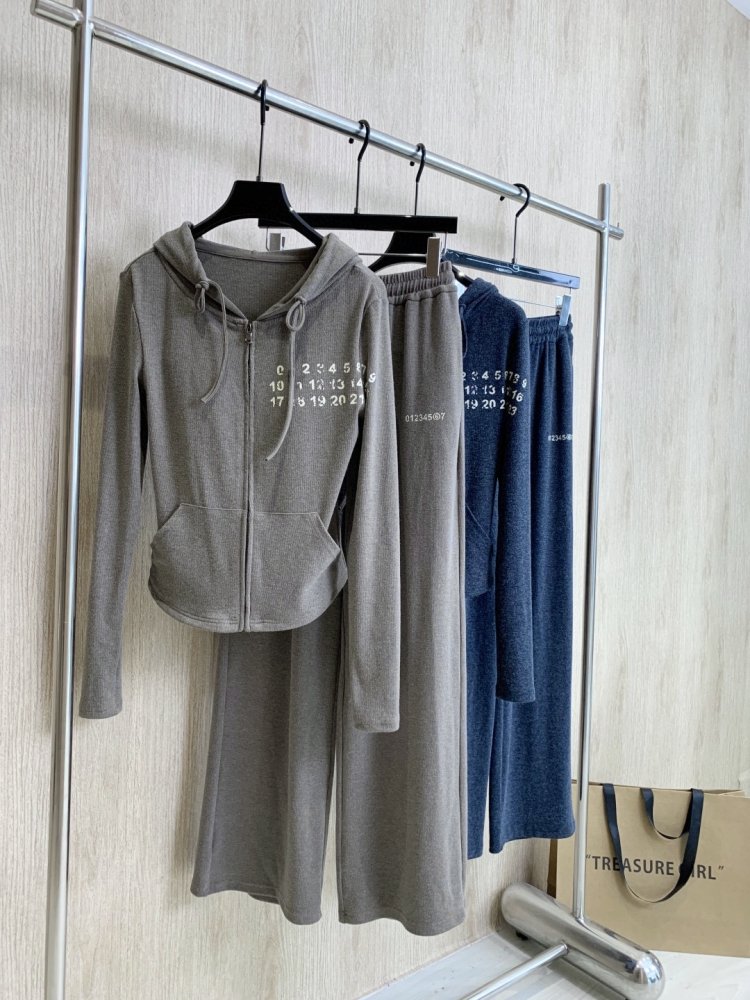 Костюм женский