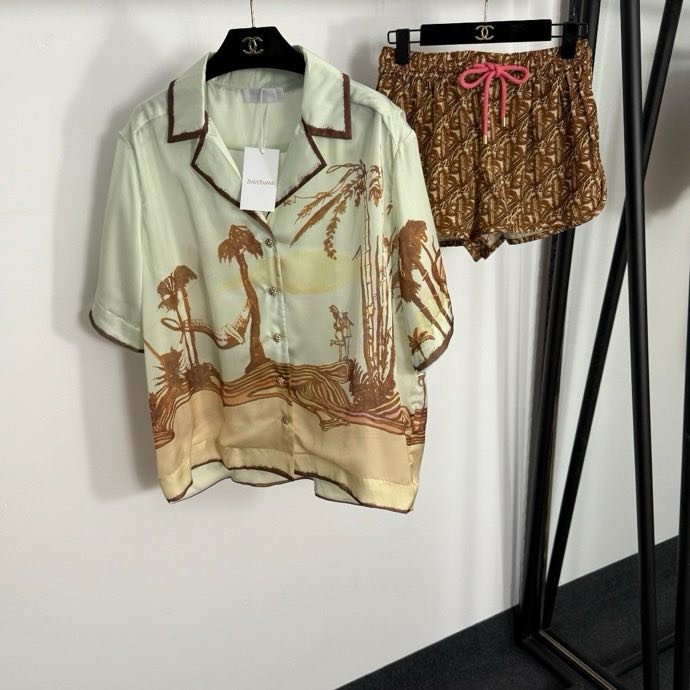 Костюм жіночий