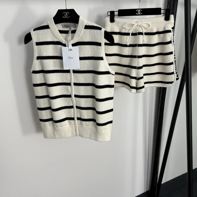 Костюм жіночий