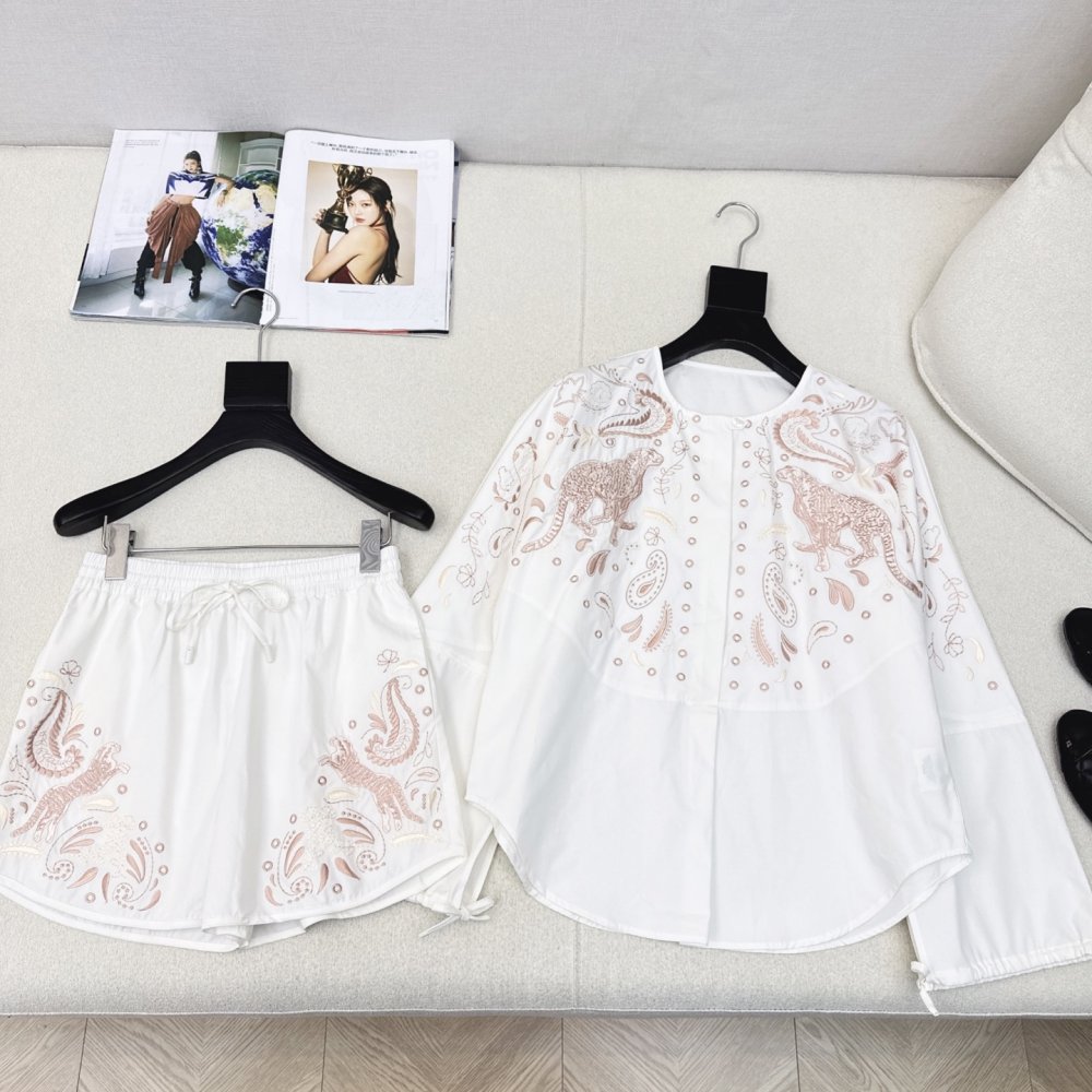 Костюм женский